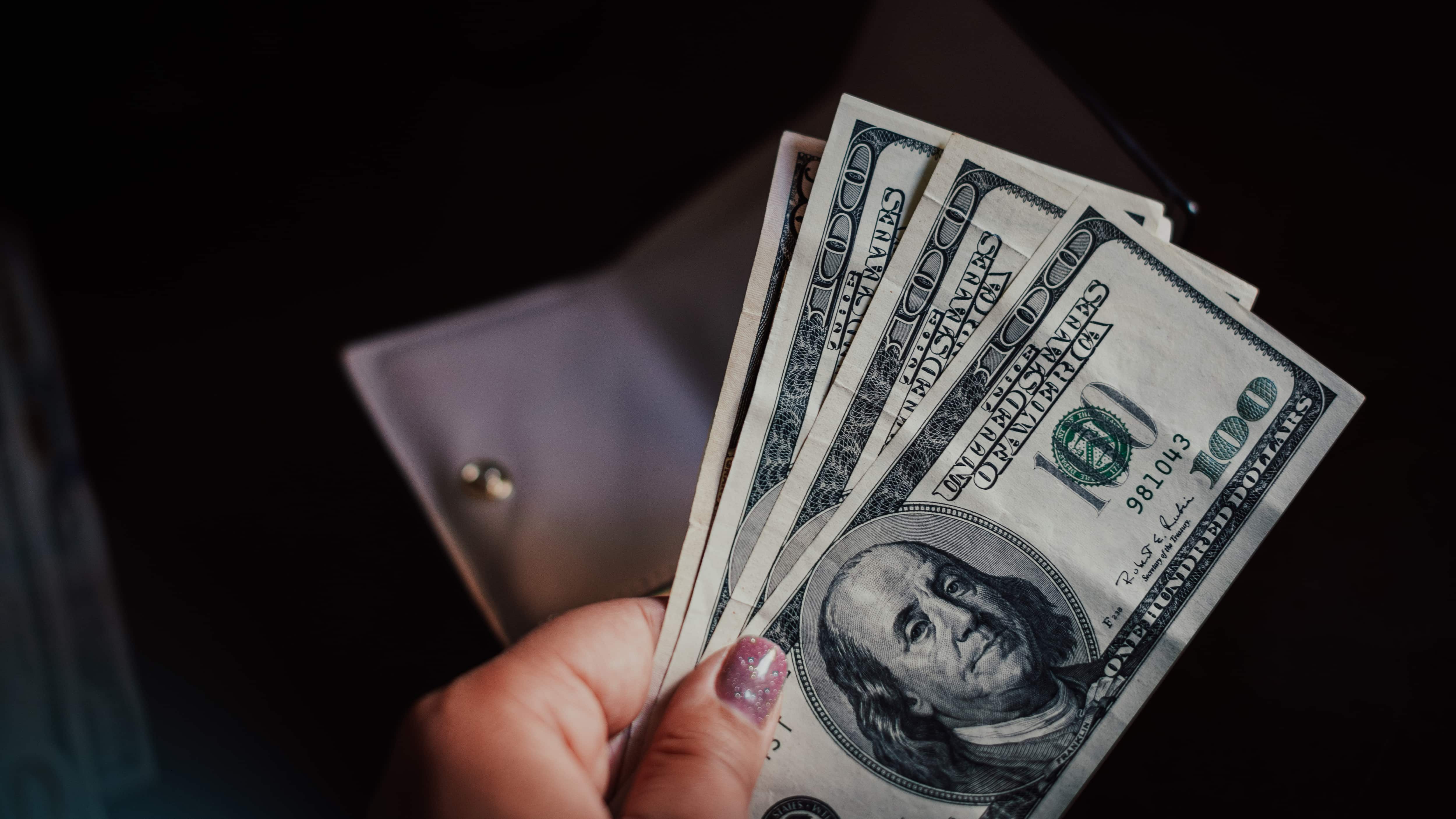 Dinero en efectivo en referencia al pago de horas extraordinarias de trabajo