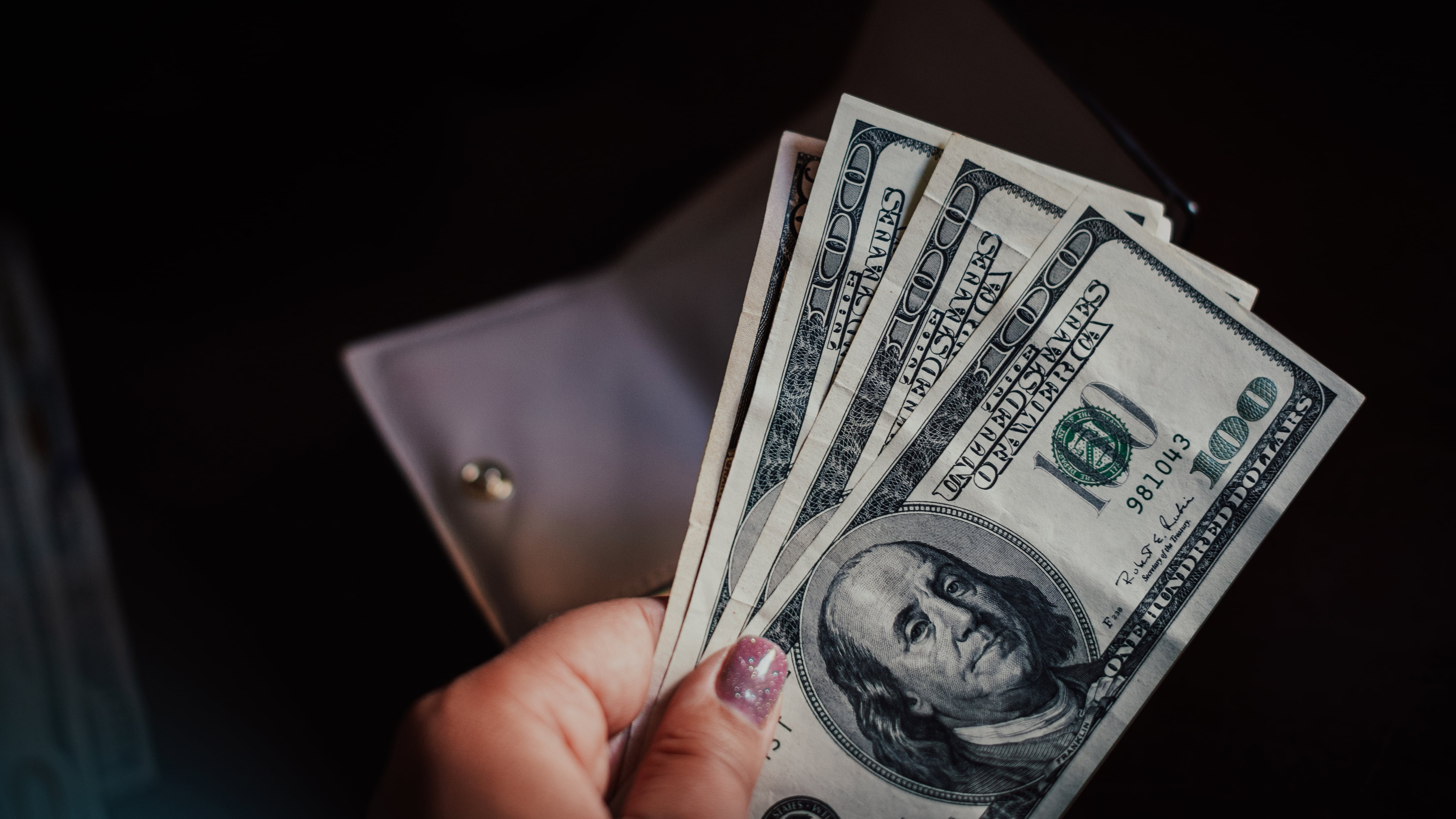 Dinero en efectivo en referencia al pago de horas extraordinarias de trabajo