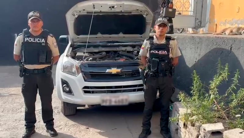 Camioneta que fue robada, fue hallada al interior de un garage en Carapungo
