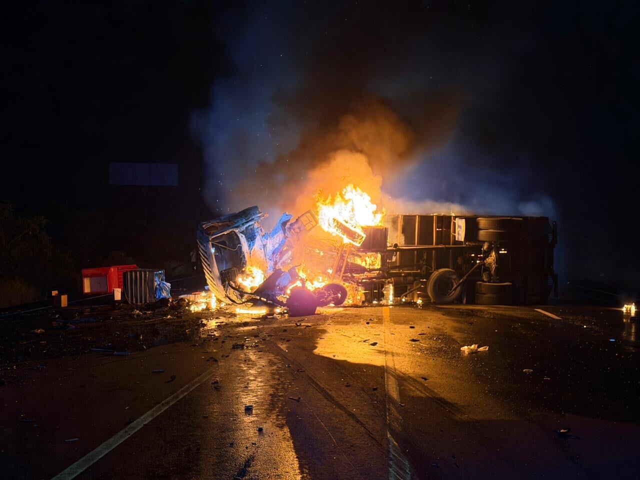 Tragedia en Santa Elena: 10 personas murieron tras choque entre un camión y una camioneta