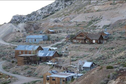 Con hotel e iglesia incluido: Ponen a la venta pueblo fantasma en California con un pasado oscuro y aterrador por menos de 1 millón de dólares