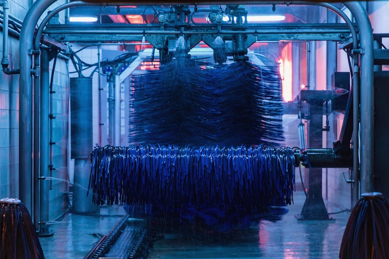 Mujer se graba en un lava autos y termina con la puerta destrozada