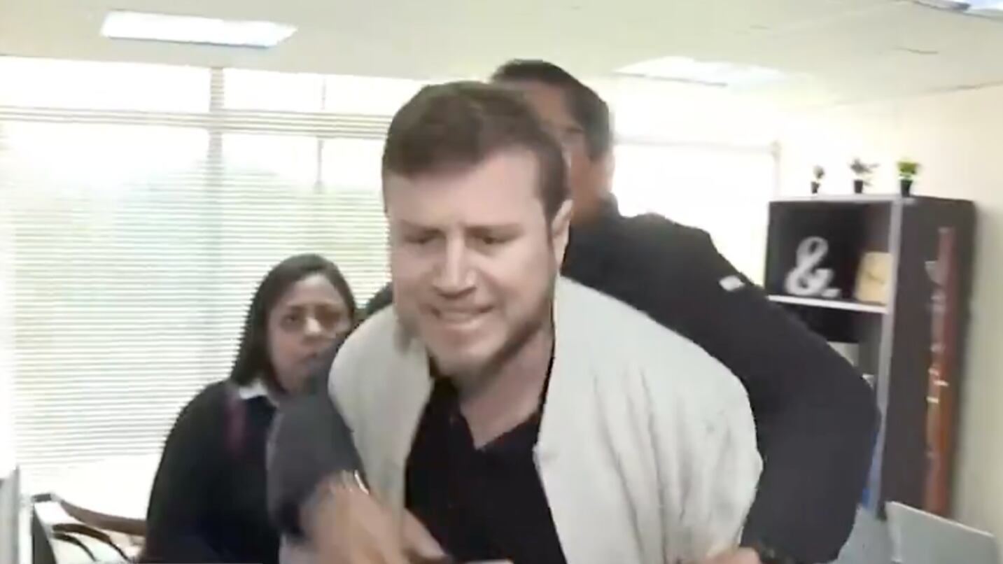 Augusto Verduga forcejea con agentes fiscales durante allanamiento en el Caso Ligados