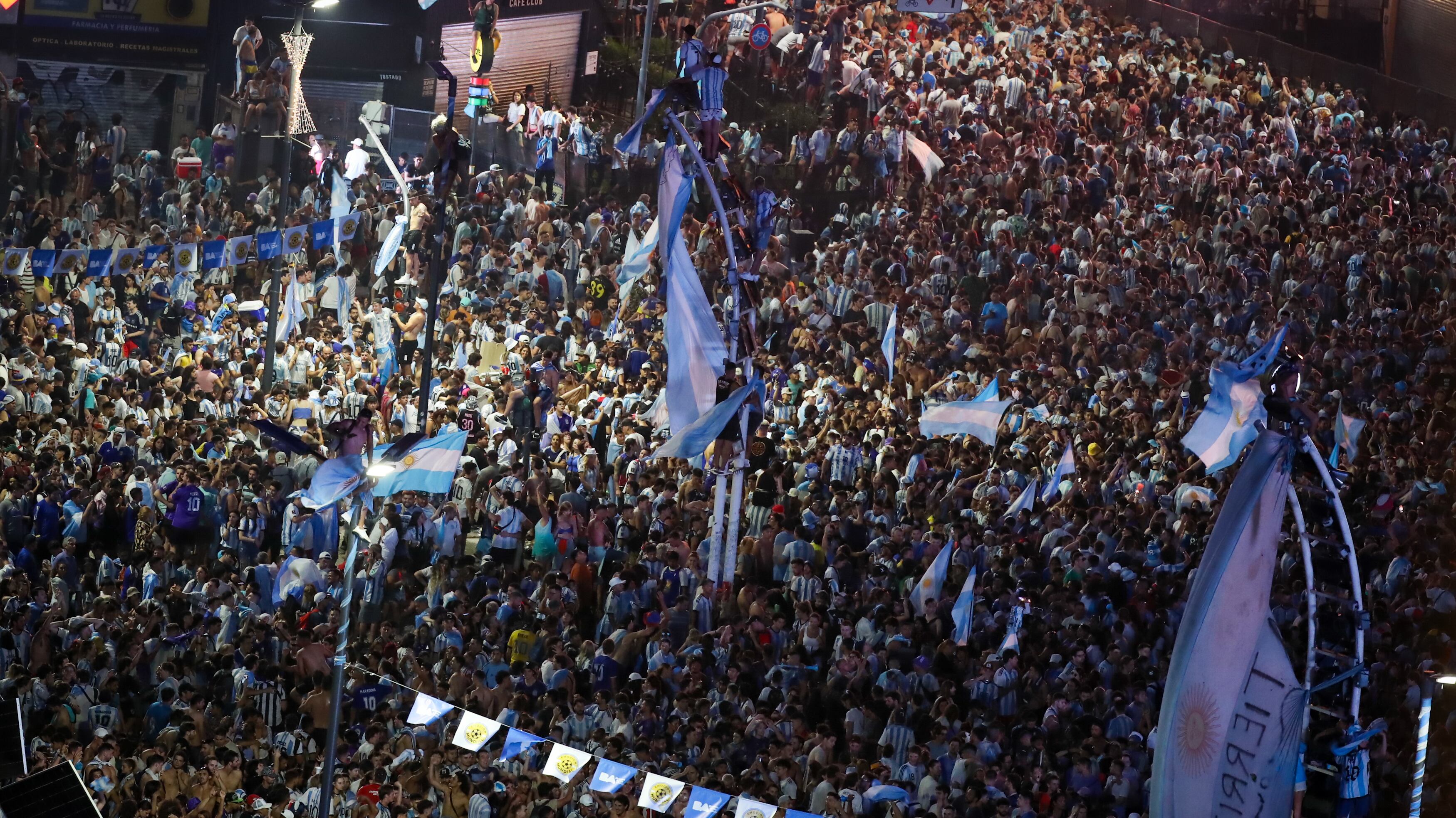 Hinchas de Argentina celebran el campeonato del Mundial Qatar 2022 tras ganar la final contra Francia, en el Obelisco en Buenos Aires (Argentina).