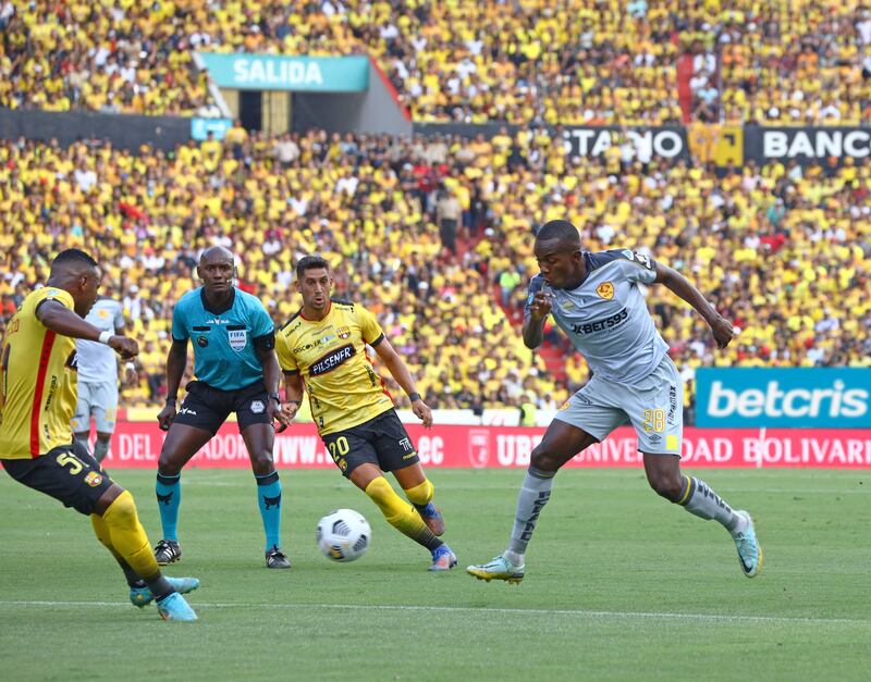 Jhony Quiñónez con Aucas vs Barcelona