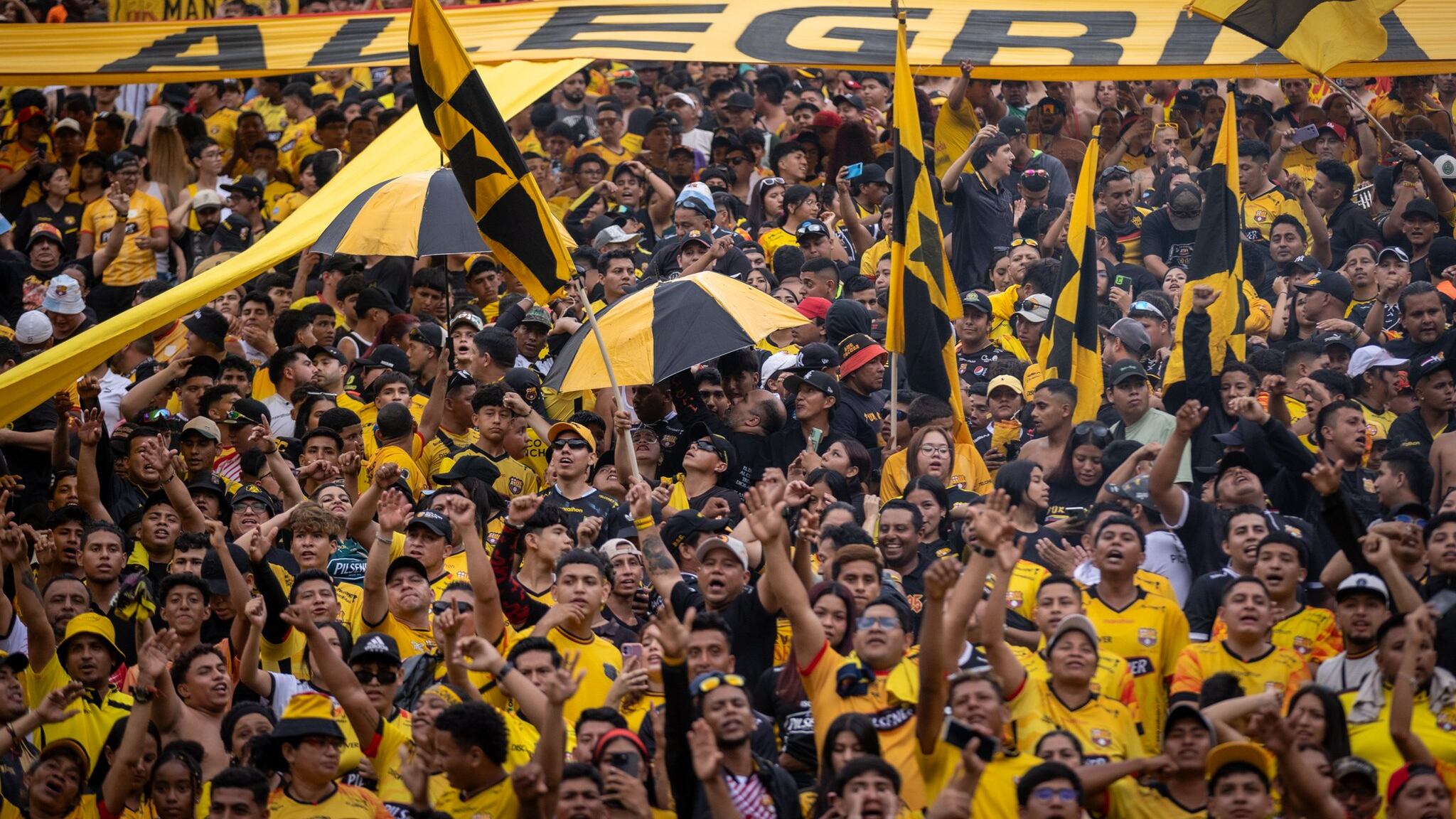 Hinchas de Barcelona SC en el Estadio Monumental en 2025