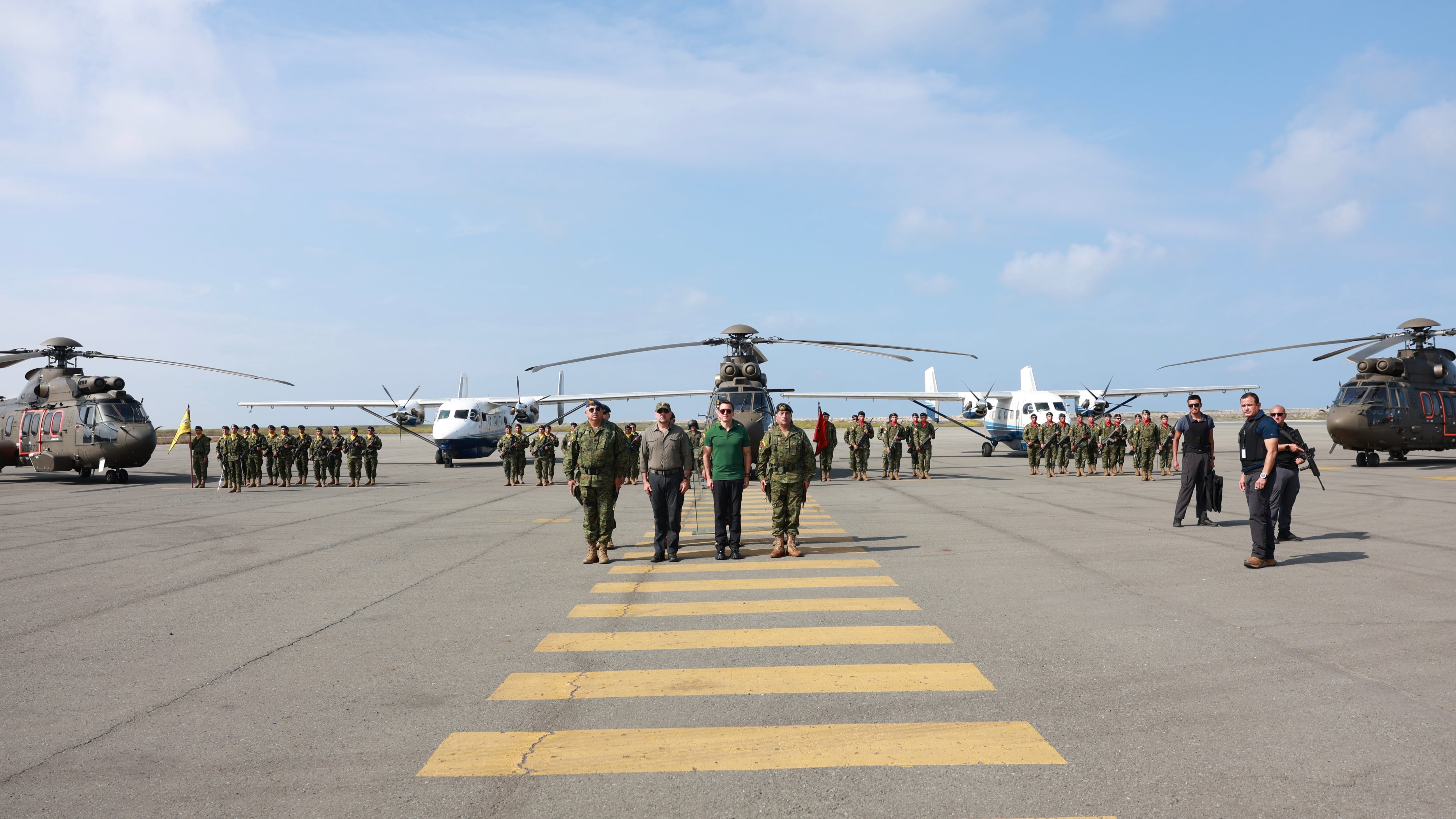 El presidente de la República, Daniel Noboa, lideró la entrega de aeronaves destinadas al Ejército Ecuatoriano. Estas unidades se sumarán de inmediato a las operaciones militares estratégicas en la lucha contra el narcoterrorismo.