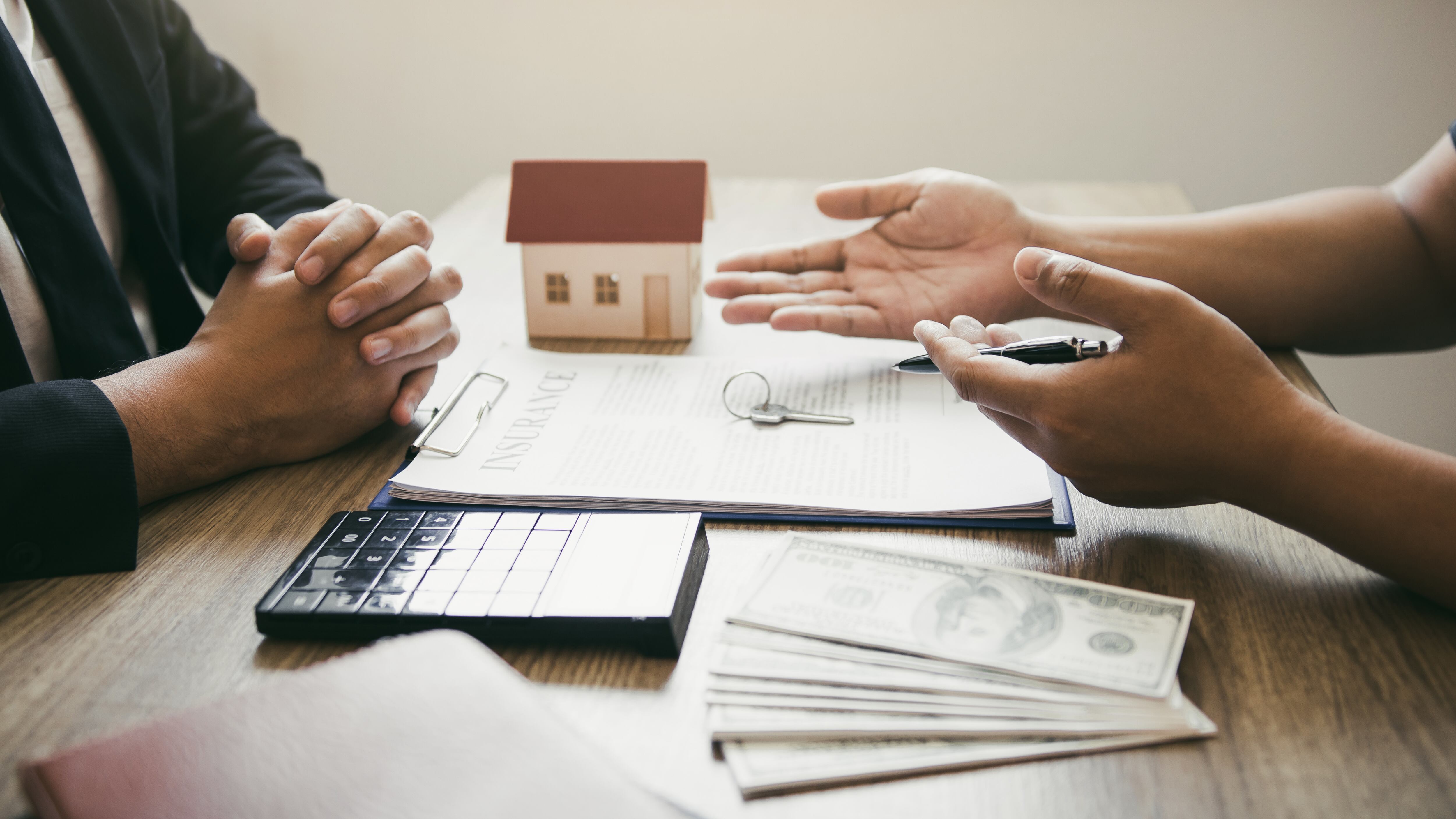 Los clientes que compran casas negocian el costo del seguro de vivienda con los agentes.