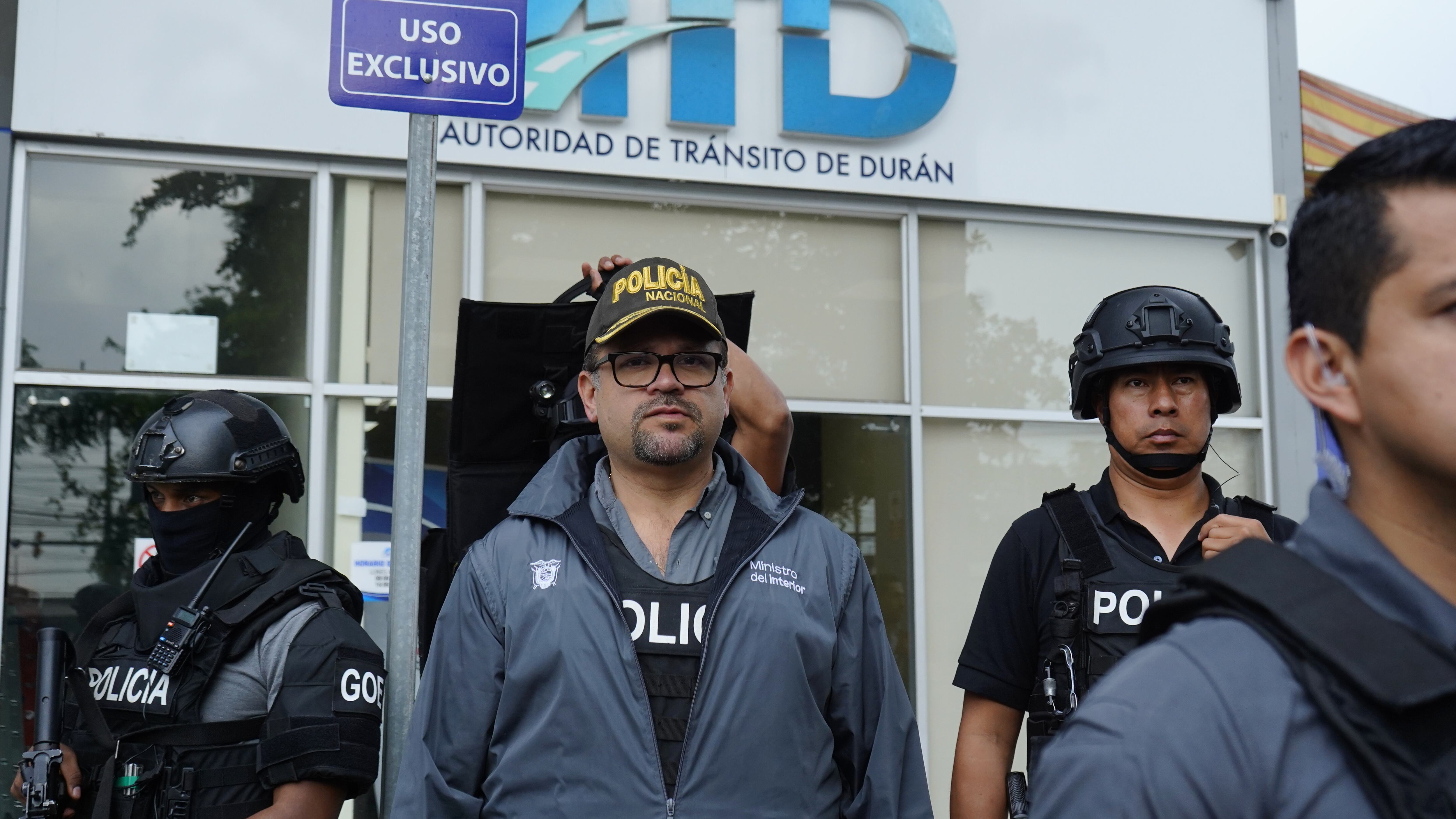El Ministro del Interior Jhon Reimberg junto al comandante de la Policía Pablo Davila encabezaron un operativo dónde se intervino en varias entidades municipales con actividad de tránsito del cantón Durán
Fotos: César Muñoz/API