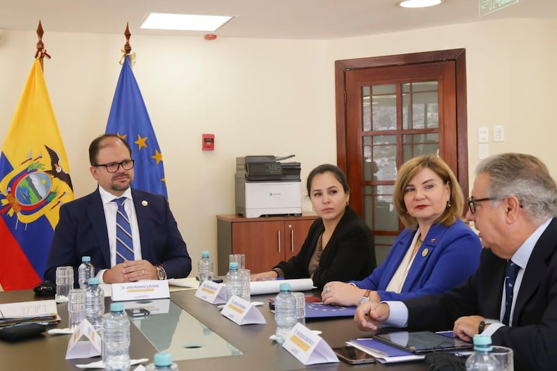 El ministro del Interior y representantes europeos durante la reunión en Quito.