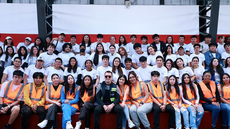 Presidente Daniel Noboa y beneficiarios del programa "Jóvenes en acción"