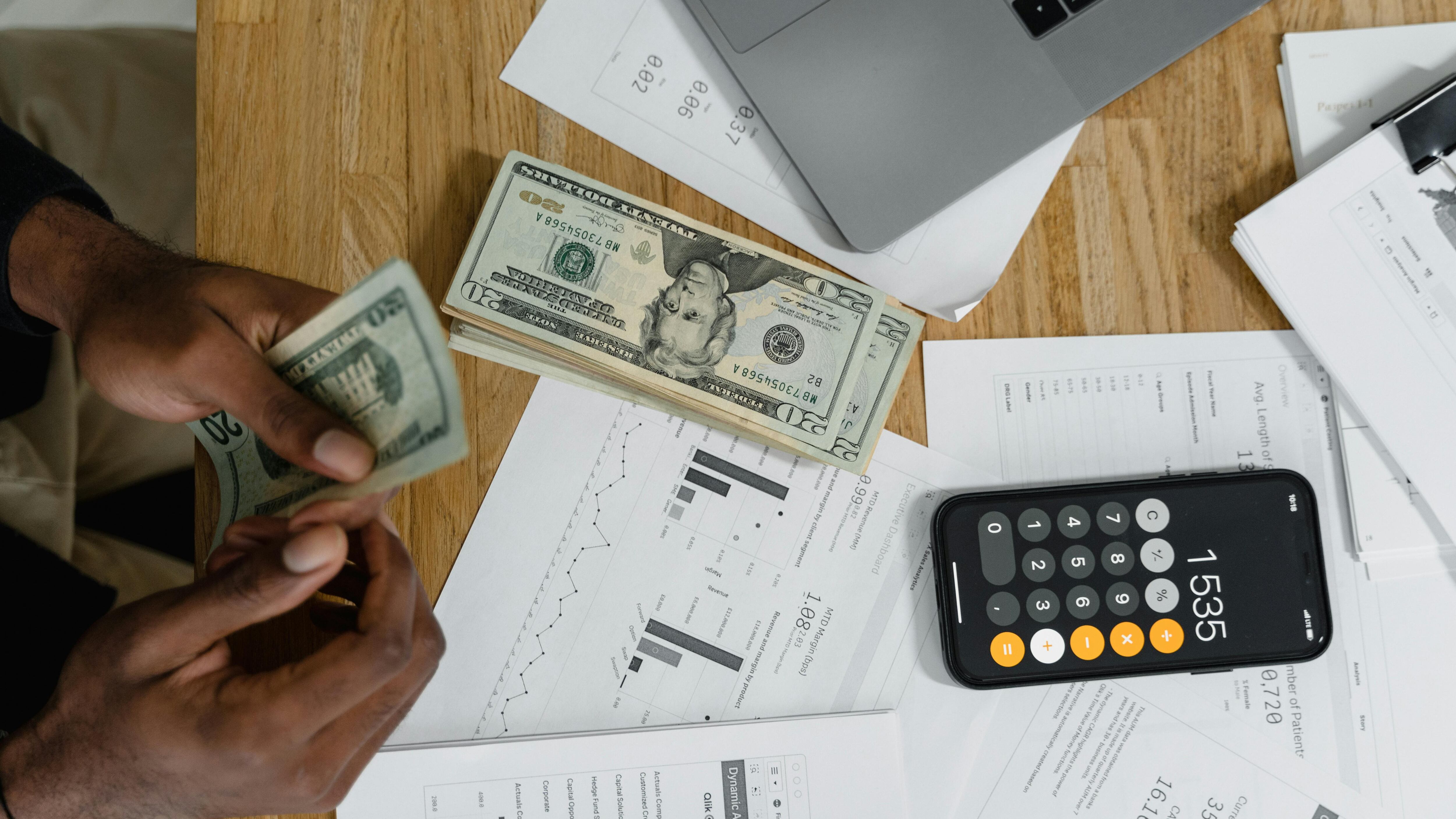 ¿Es viable un aumento del SBU de USD 105 en Ecuador para el 2026? Esto explica experto en economía