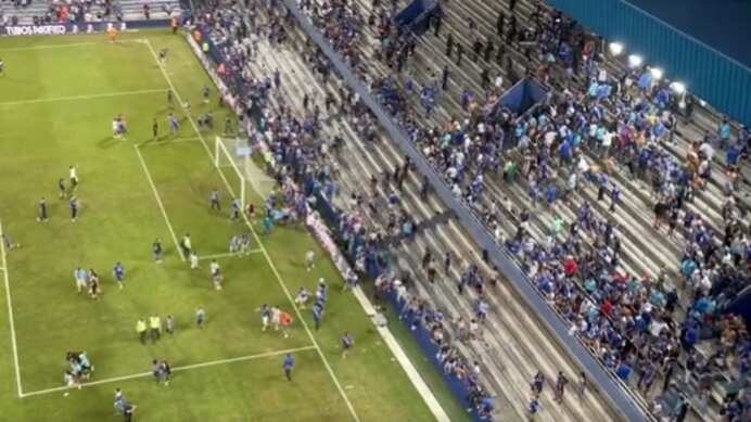 Hinchas de Emelec invadiendo el Capwell