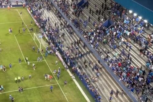 Hinchas de Emelec lanzaron botellas de vidrio como proyectiles y paralizaron el ‘Clásico’