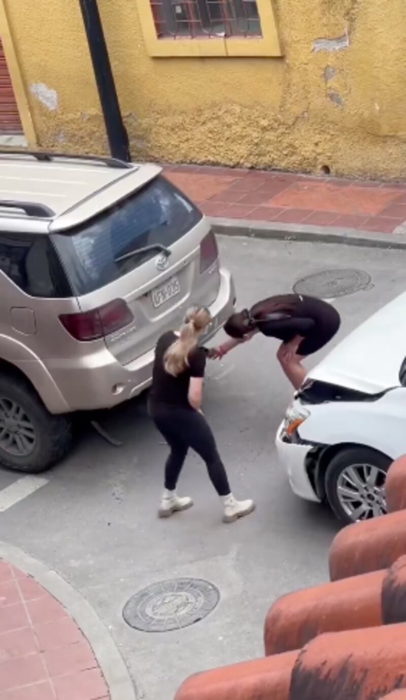VIDEO: Choque entre dos mujeres en Loja termina con cordialidad y sorprende en redes.
