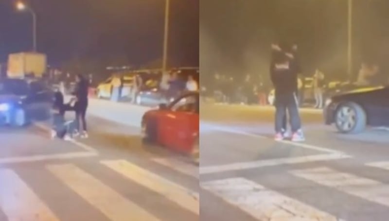 hombre se arrodilló con un anillo en mano en medio de autos derrapando