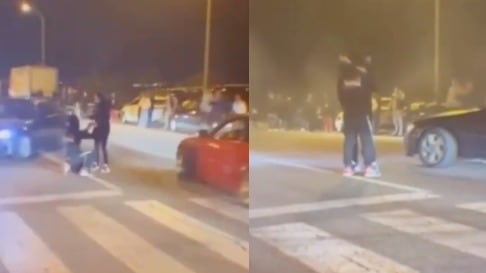 hombre se arrodilló con un anillo en mano en medio de autos derrapando