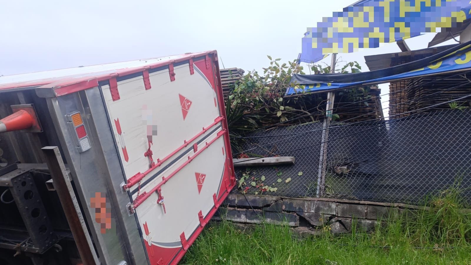 Así quedó el camión tras choque contra un muro en la Ruta Viva - Fuente: ECU 911