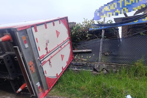Así quedó el camión tras choque contra un muro en la Ruta Viva