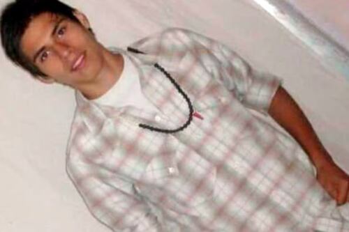 Encontró a su hija de 14 años en la cama con su novio y lo empujó desde un séptimo piso