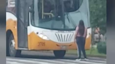 Mujer increpa a marido infiel en micro