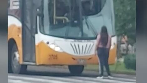 Mujer increpa a marido infiel en micro