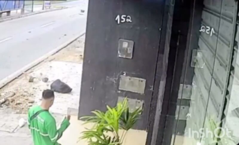 Un joven en Brasil salvó su vida al esquivar un carro fuera de control.
