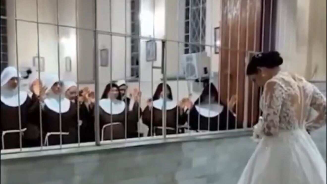 Exmonja regresa al convento vestida de novia para despedirse de su antigua vida religiosa