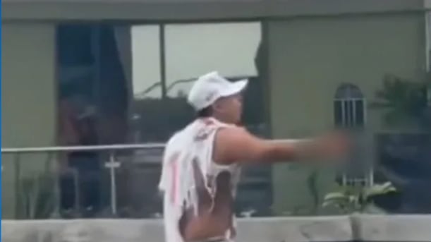 Hombre fue captado caminando sin una mano luego de explosión en Guayaquil
