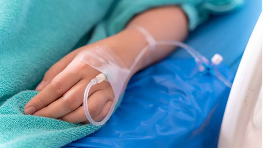 El aterrador momento en que un médico es captado golpeando repetidamente a un paciente indefenso en la cama