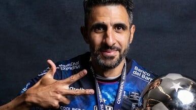 Cristian Pellerano con la Copa Sudamericana en 2022