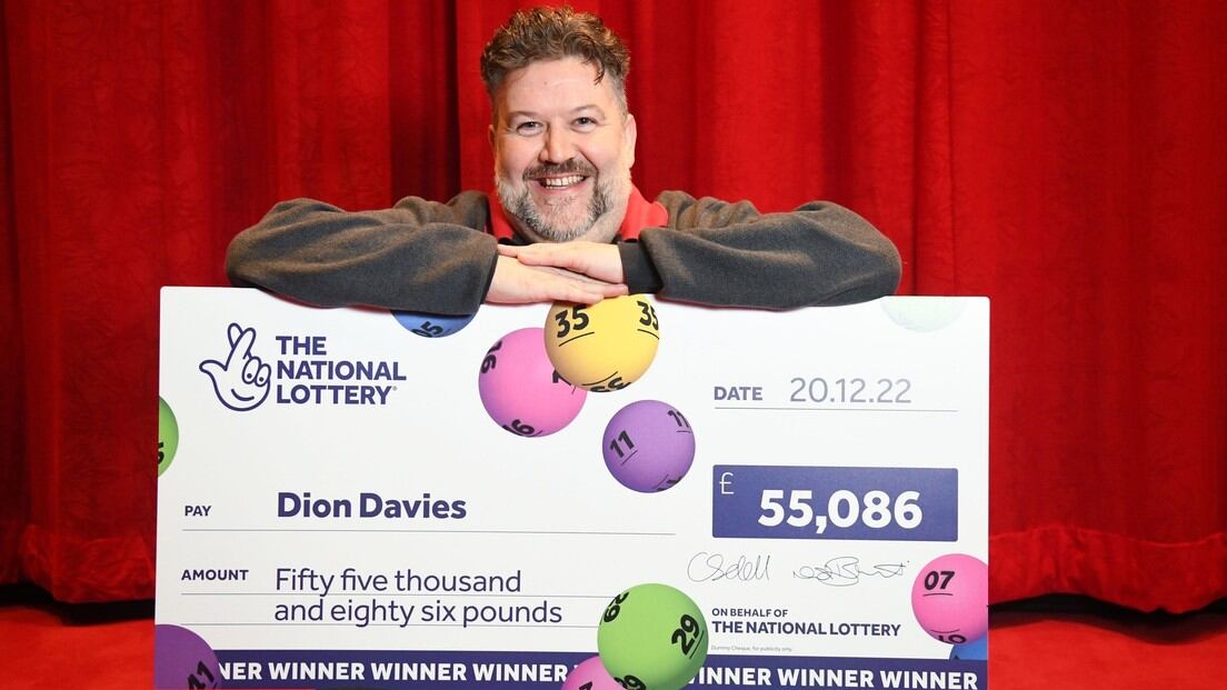 Dion Davies el día que retiro su premio (Foto: Lotería de Reino Unido)