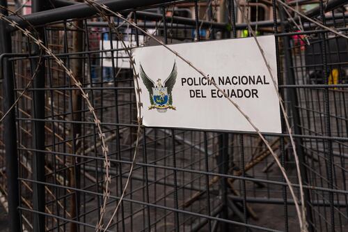 Fuerte resguardo policial y militar en los alrededores de la Gobernación de Cotopaxi ante posibles protestas