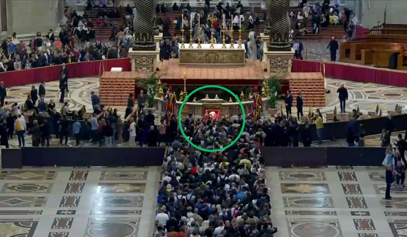 Video: Filas de más de seis horas para despedir al papa Francisco en el Vaticano