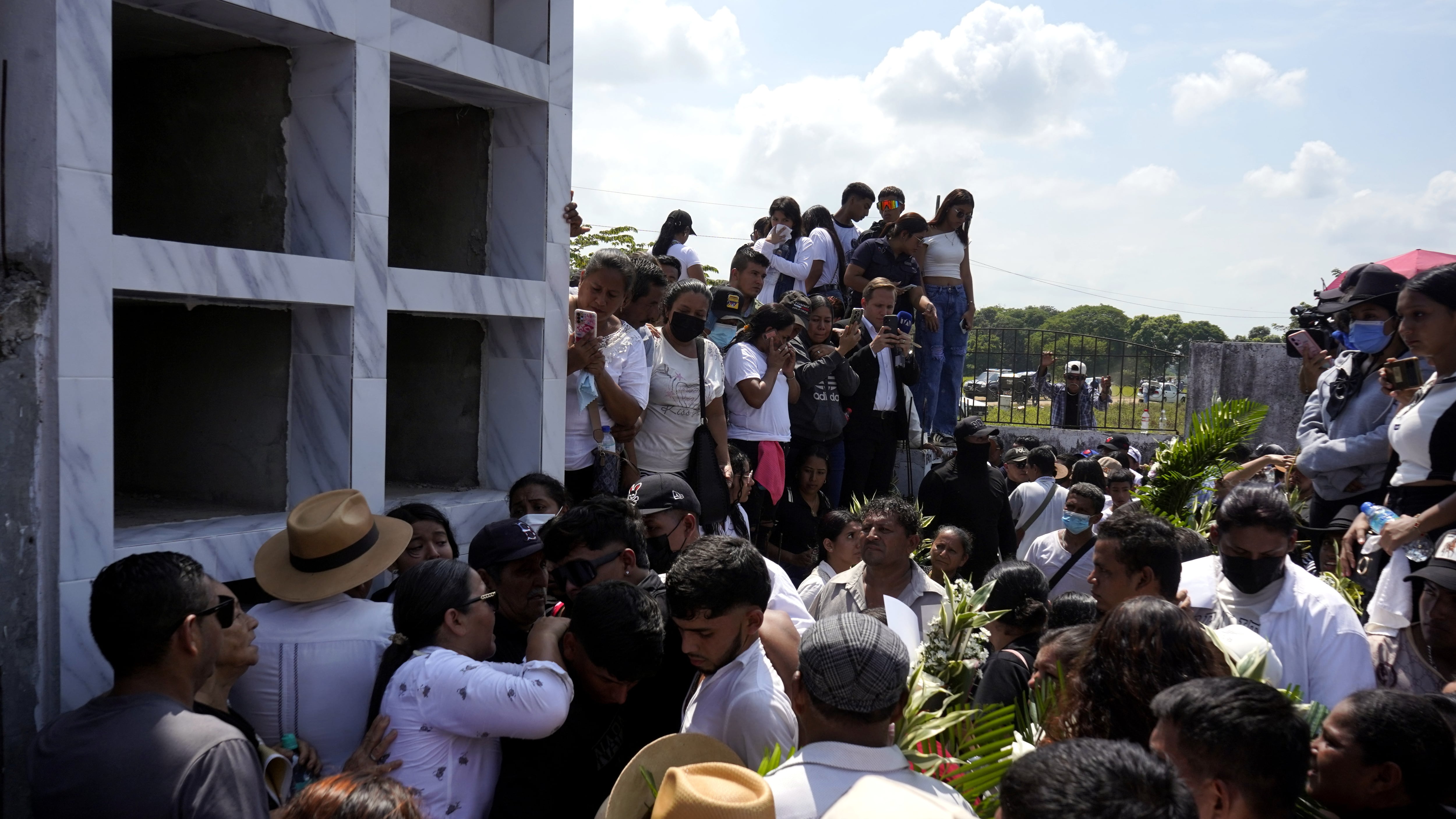 Daule, Guayas, viernes 05 de junio del 2026
Los restos de los 8 desaparecidos, fueron enterrados en el Cementerio General Juan Bautista Aguirre del recinto Los Tintos.
Fotos: César Muñoz/API
