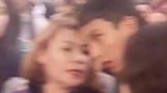 Foto de mujer junto al presunto agresor del candidato Miguel Uribe.