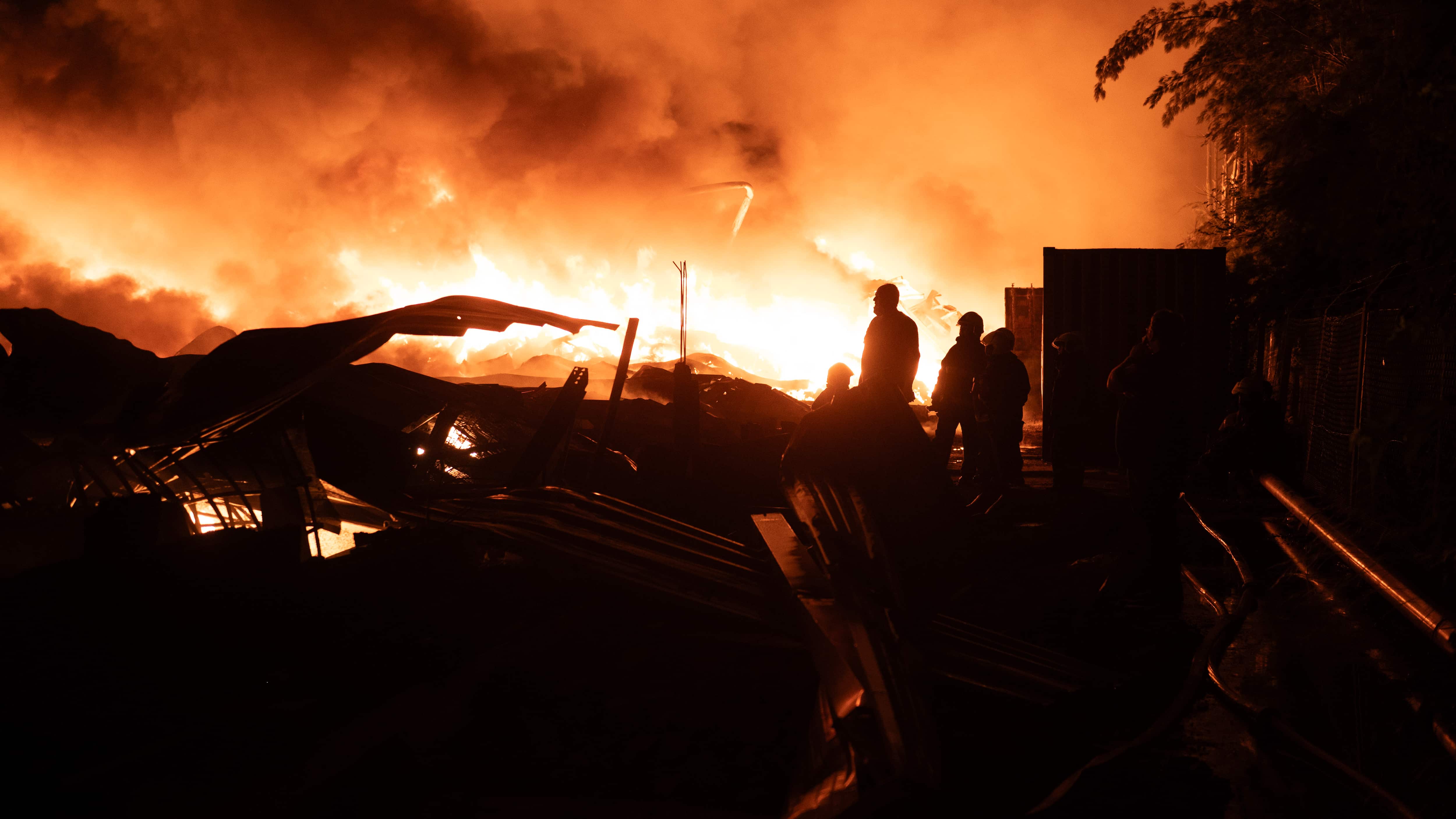 Una fuerte explosión en polo industrial cerca del principal aeropuerto de Argentina
