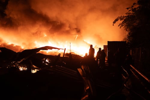 Filmaba el incendio de la fábrica de pintura en Argentina y la explosión lo arrojó por los aires