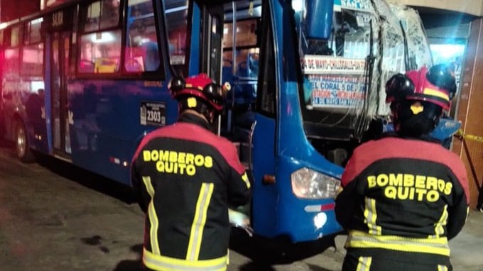 Bus chocó contra una casa y un vehículo al sur de Quito: dos personas resultaron heridas - Fuente: Bomberos Quito