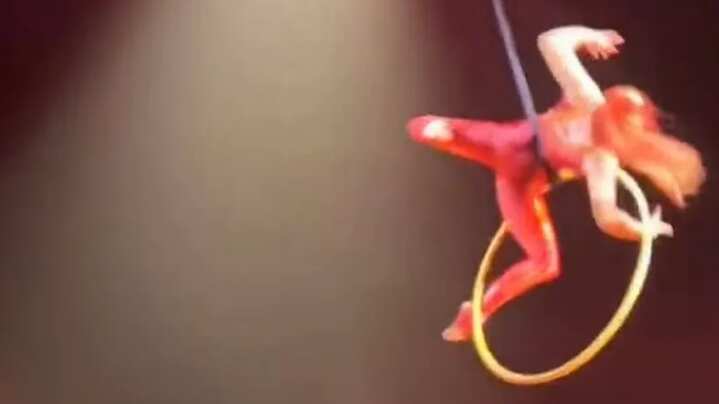 El momento en que una bailarina cayó de varios metro de altura durante un espectáculo en vivo