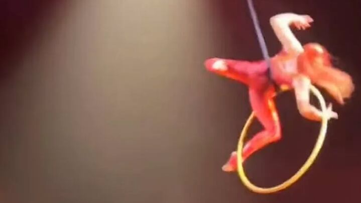 El momento en que una bailarina cayó de varios metro de altura durante un espectáculo en vivo