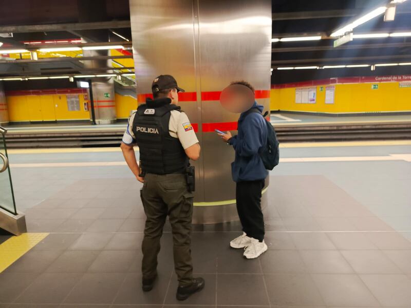 Joven se subió al Metro de Quito en estado etílico y se orinó en las instalaciones de la estación Cardenal de la Torre.