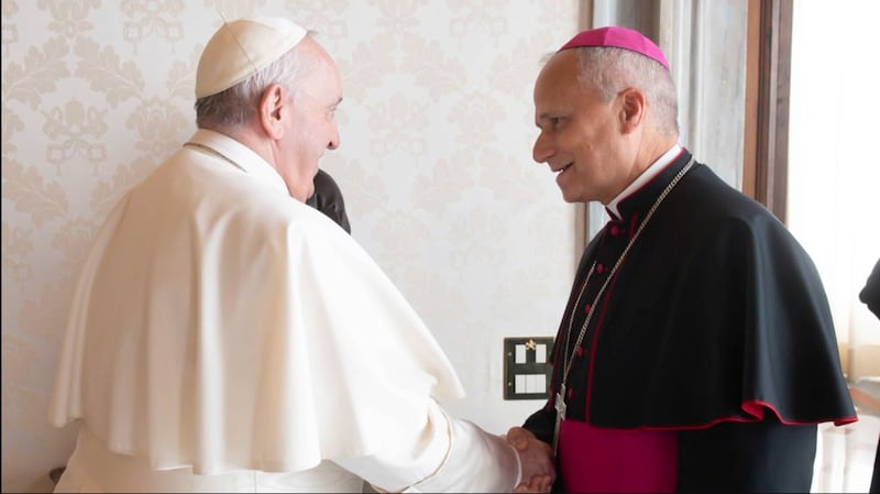 Papa Francisco y Robert Prevost