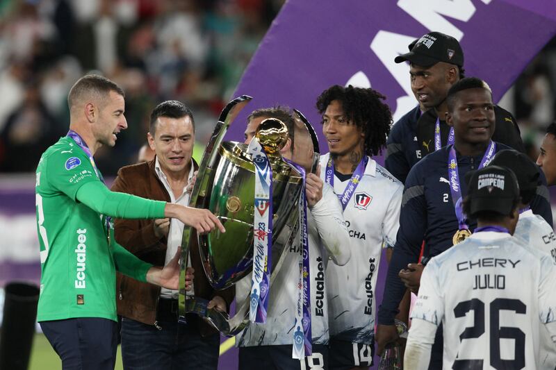 Jugadores de LDU Quito reciben la copa de campeones, por parte del presidente de la República del Ecuador, Daniel Noboa