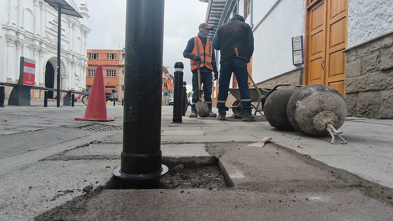 El Municipio de Cuenca reemplaza los antiguos bolardos de hormigón por estructuras metálicas más visibles, con el fin de mejorar la seguridad de peatones y conductores.