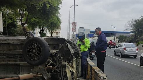 Un vehículo volcado por el exceso de velocidad en una avenida.