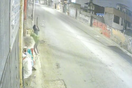 Cámaras captaron brutal agresión con machete contra un habitante de calle en el norte de Quito