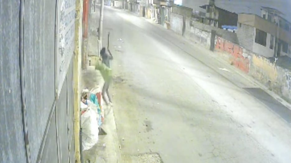 Cámaras captaron brutal agresión con machete contra un habitante de calle en el norte de Quito