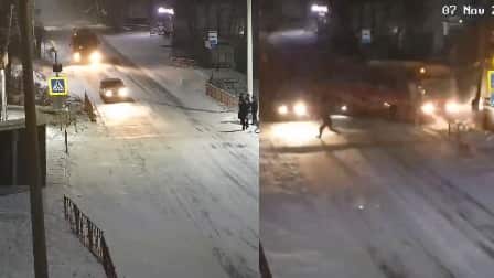 Autobús pierde el control en una vía helada de Rusia y casi atropella a peatones en Irkutsk.