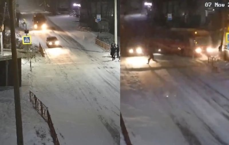 Autobús pierde el control en una vía helada de Rusia y casi atropella a peatones en Irkutsk.